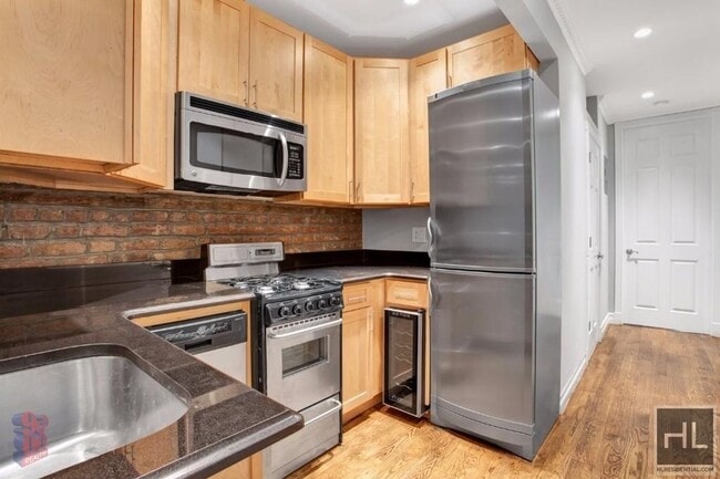 East 10th Street, Unit 3 in New York, NY - Building Photo - Building Photo