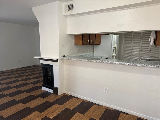 8050 Sands Point Dr in Houston, TX - Foto de edificio - Building Photo