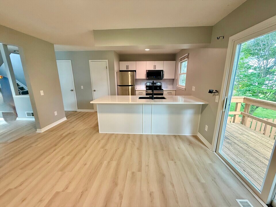 1083 Cunningham Dr in Victor, NY - Building Photo
