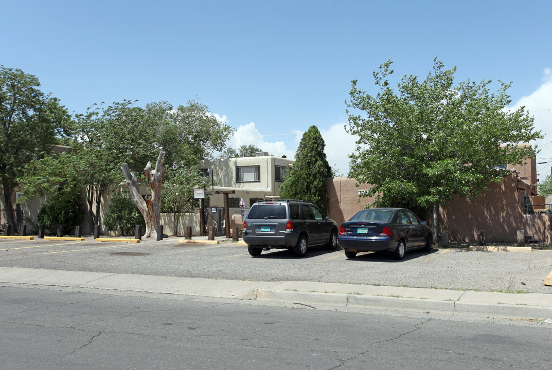 321-325 Pennsylvania St NE in Albuquerque, NM - Building Photo