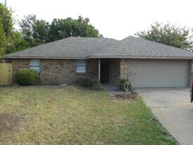 521 E Jay Ct in Desoto, TX - Building Photo