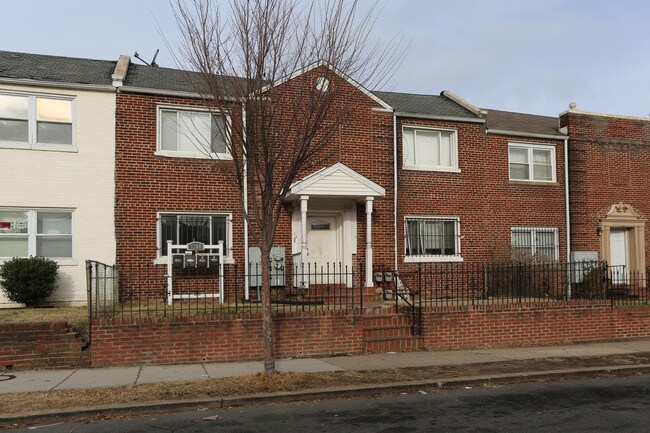 1708 Capitol Ave NE in Washington, DC - Foto de edificio - Building Photo