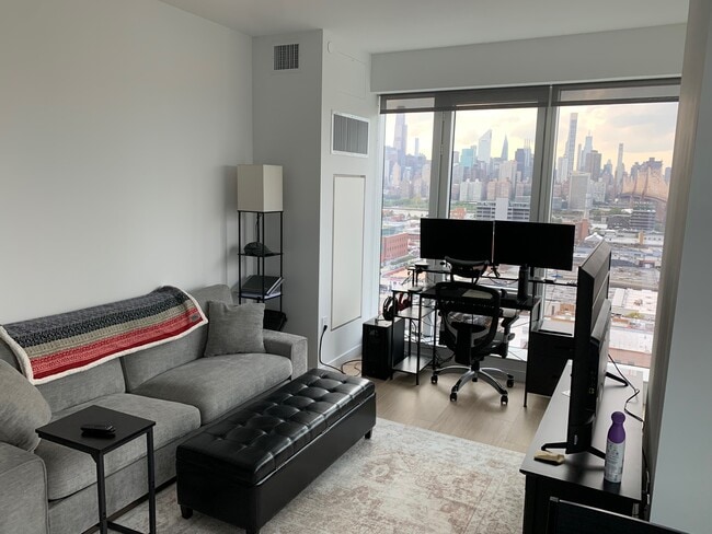 2310 42nd Rd, Unit 18F in Long Island City, NY - Foto de edificio - Building Photo