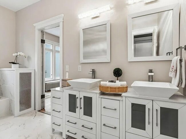 2416 Harriet Ave, Unit Renovated First Floor in Minneapolis, MN - Building Photo - Building Photo