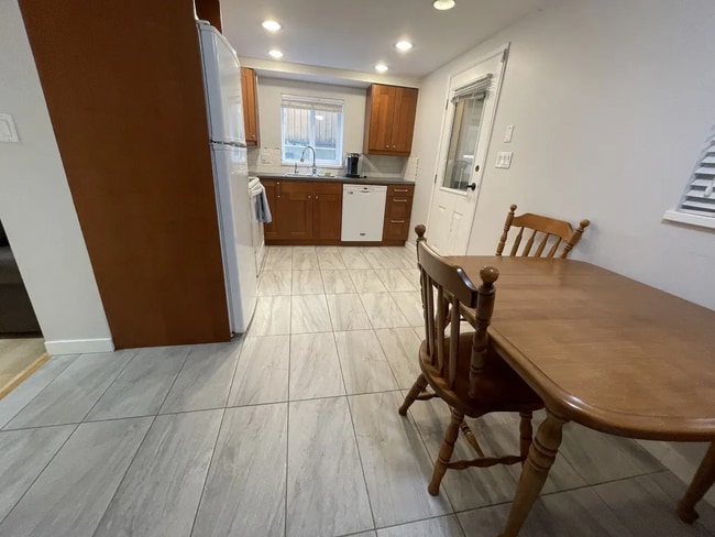 594 Westley Ave in Coquitlam, BC - Building Photo - Building Photo