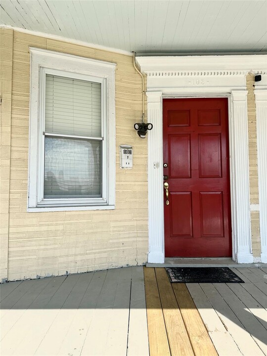 103 Coligni Ave in New Rochelle, NY - Building Photo