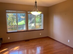 6152 NE 194th Pl in Kenmore, WA - Building Photo - Building Photo