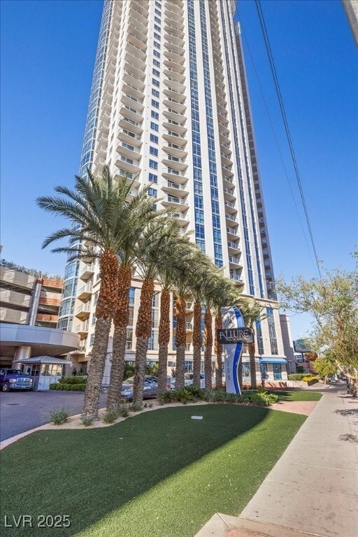 200 W Sahara Ave in Las Vegas, NV - Building Photo - Building Photo