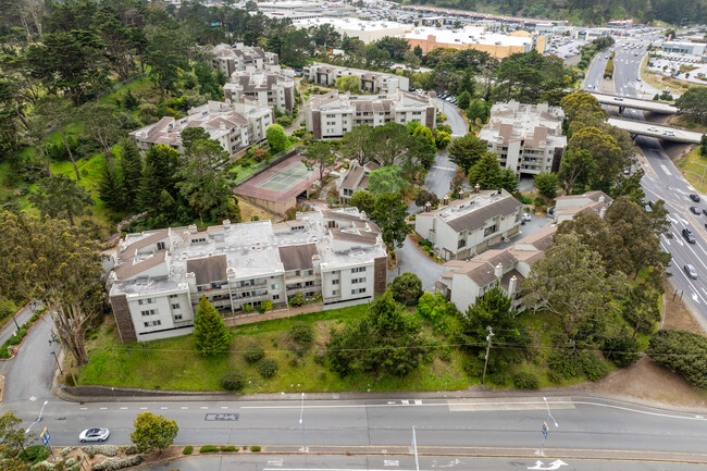 Village Serramonte in Daly City, CA - Foto de edificio - Building Photo