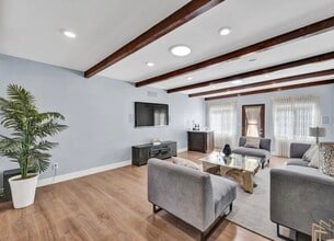 6241 Canby Ave in Tarzana, CA - Foto de edificio - Building Photo