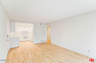 1348 E Hillcrest Dr in Thousand Oaks, CA - Building Photo - Building Photo