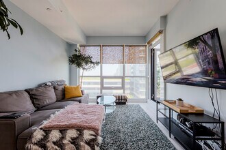 2212-2212 Lake Shore Blvd W in Toronto, ON - Building Photo - Building Photo