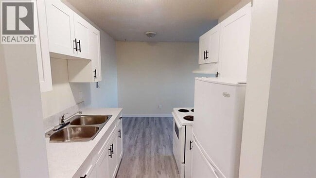 9515-9100 100 Ave. in Grande Prairie, AB - Building Photo - Building Photo