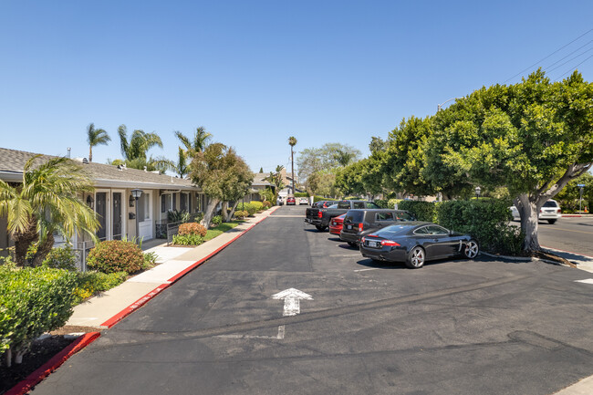 1741 Tustin Ave in Costa Mesa, CA - Foto de edificio - Building Photo