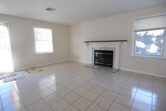 18 Cadogan Way in Nashua, NH - Building Photo - Building Photo