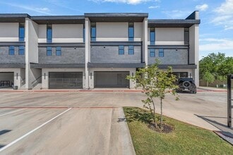 8120 Stillmeadow Ct, Unit 1B in Laredo, TX - Foto de edificio - Building Photo