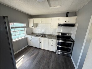 5616 Avenue R, Unit 2 in Galveston, TX - Building Photo - Building Photo