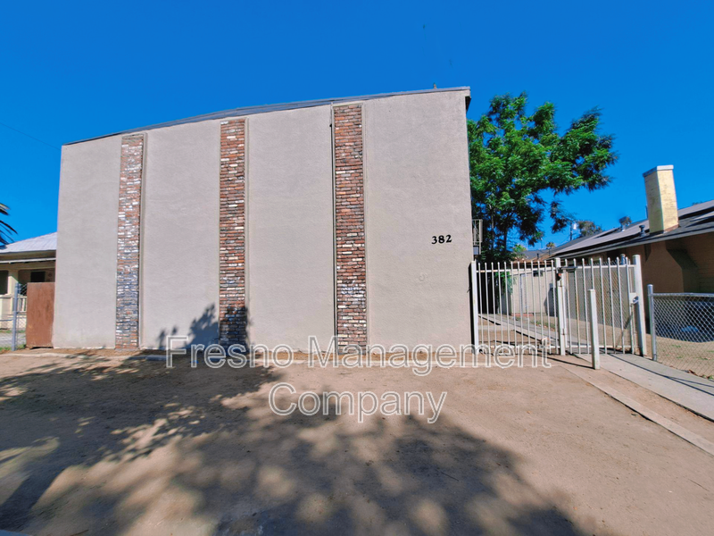 382 N Glenn Ave in Fresno, CA - Foto de edificio