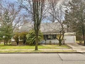 107 Baker Hill Rd in Great Neck, NY - Building Photo