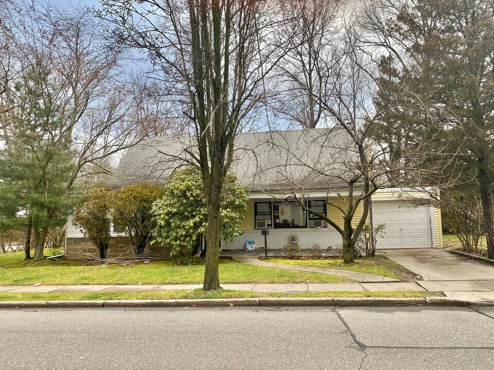 107 Baker Hill Rd in Great Neck, NY - Building Photo