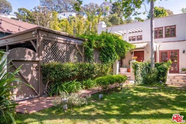 344 Entrada Dr in Santa Monica, CA - Building Photo - Building Photo