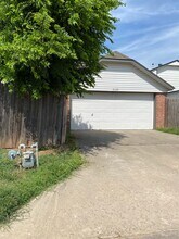 2122 Meench Dr in Moore, OK - Building Photo - Building Photo