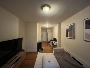 1140 River St, Unit 2R in Boston, MA - Foto de edificio - Building Photo