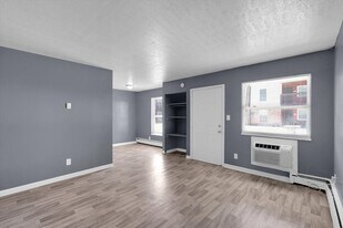421 Poplar Level Ct in Louisville, KY - Building Photo