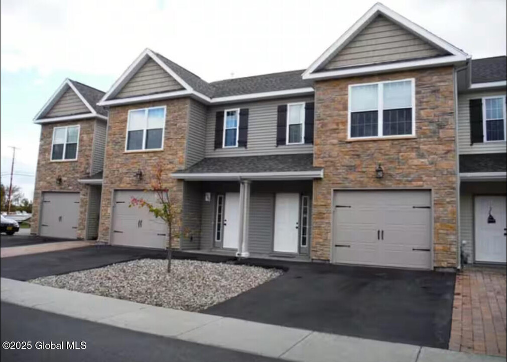 101 Brownstone Ct in Wilton, NY - Building Photo