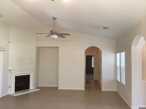 1661 Redbud St in Lemoore, CA - Building Photo - Building Photo