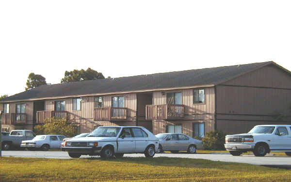 441-451 Mercury Ave SE in Palm Bay, FL - Building Photo