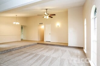 5655 Hardwood Forest Dr in Houston, TX - Foto de edificio - Building Photo