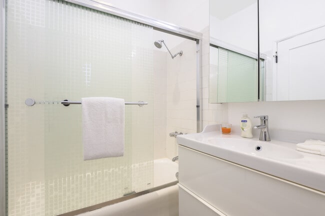 210 S Arnaz Dr in Beverly Hills, CA - Foto de edificio - Building Photo