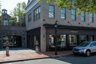 21 Forest St in New Canaan, CT - Foto de edificio - Building Photo