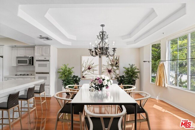 575 S Barrington Ave in Los Angeles, CA - Building Photo - Building Photo