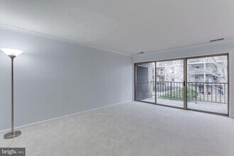 26 Canterbury Square in Alexandria, VA - Building Photo - Building Photo