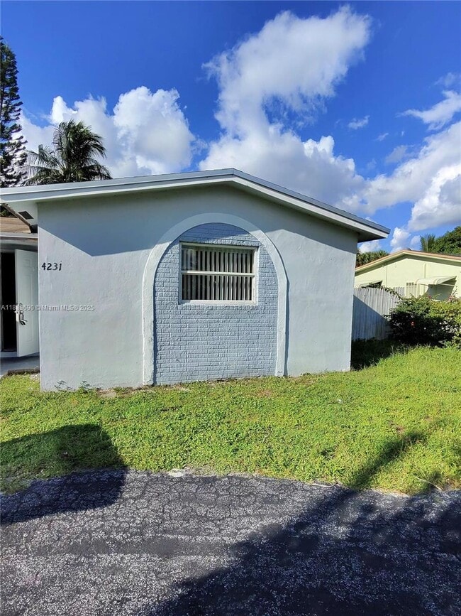 4231 NW 27th St in Lauderhill, FL - Building Photo - Building Photo