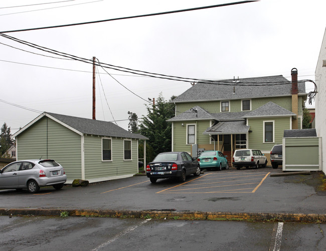 914 7th St in Oregon City, OR - Foto de edificio - Building Photo