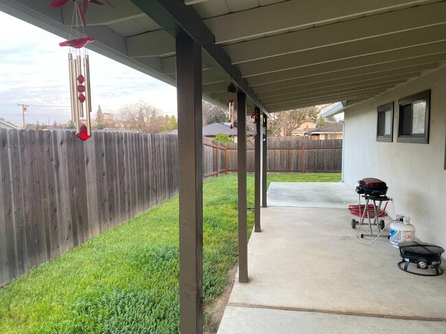 502 Oak Ridge Dr in Roseville, CA - Foto de edificio - Building Photo