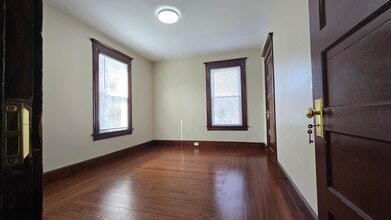 39 W School St, Unit B in Westfield, MA - Building Photo - Building Photo