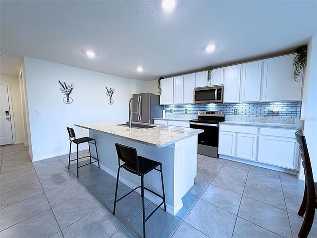 1206 Tahitian Sunrise Dr in Plant City, FL - Building Photo - Building Photo