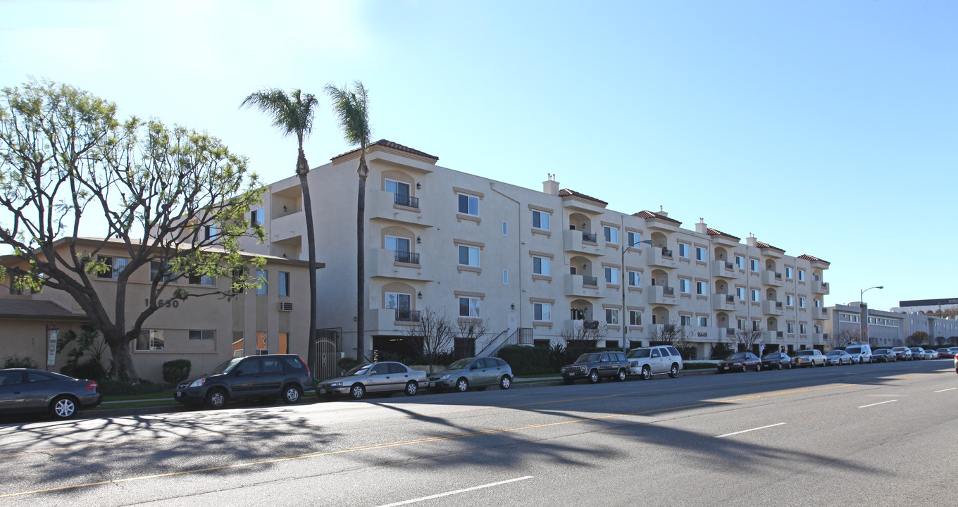 16640 Devonshire in Granada Hills, CA - Foto de edificio