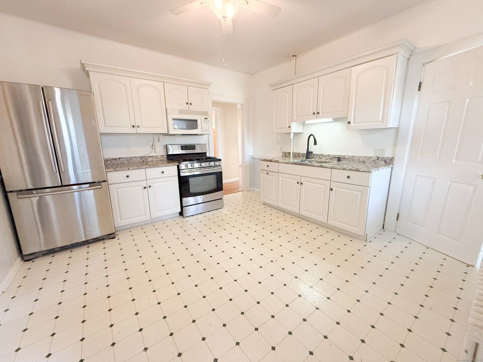 190 Montauk Ave-Unit -1 in New London, CT - Building Photo