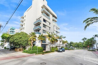 200 Ocean Dr in Miami Beach, FL - Foto de edificio - Building Photo