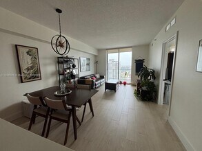 185 SW 7th St, Unit 3403 in Miami, FL - Building Photo - Building Photo