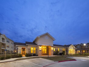 Azure Pointe in Beaumont, TX - Building Photo - Building Photo