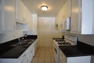 10745 Hortense St, Unit 09 in Los Angeles, CA - Building Photo - Building Photo
