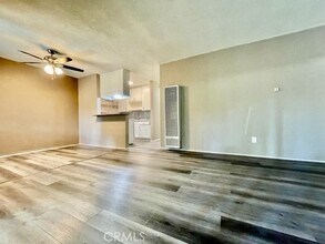 12425 Harris Ave, Unit B in Lynwood, CA - Foto de edificio - Building Photo