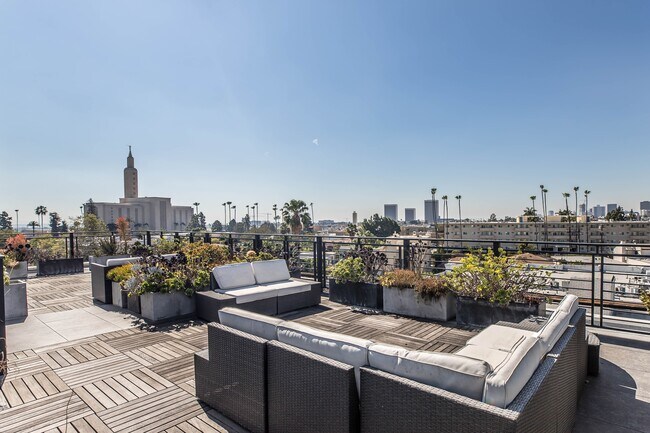 10663 Kinnard Ave in Los Angeles, CA - Building Photo - Building Photo