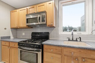 320 Clarendon St in Secaucus, NJ - Building Photo - Building Photo